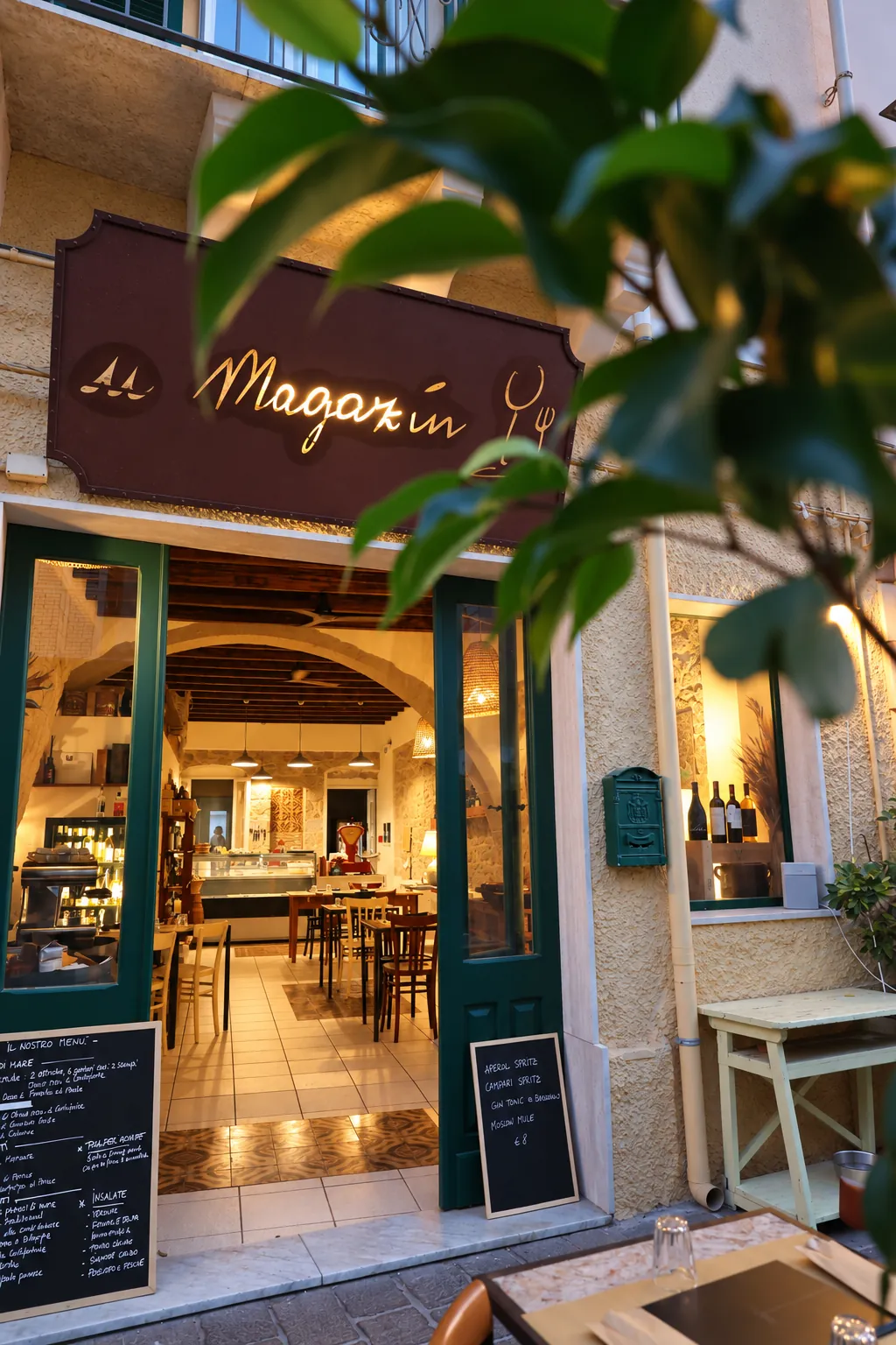 Interni, tavole e dettagli d'altri tempi — U Magazin