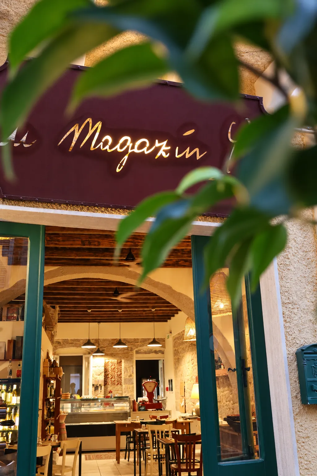 L'insegna di U Magazin sopra l'ingresso